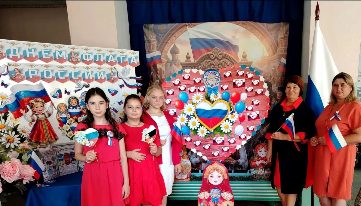 Ко Дню Государственного флага России в МБУ "Степнянский ДК" прошла **акция «Три цвета единства»** Ко Дню Государственного флага России в МБУ "Степнянский ДК" прошла **акция «Три цвета единства»**