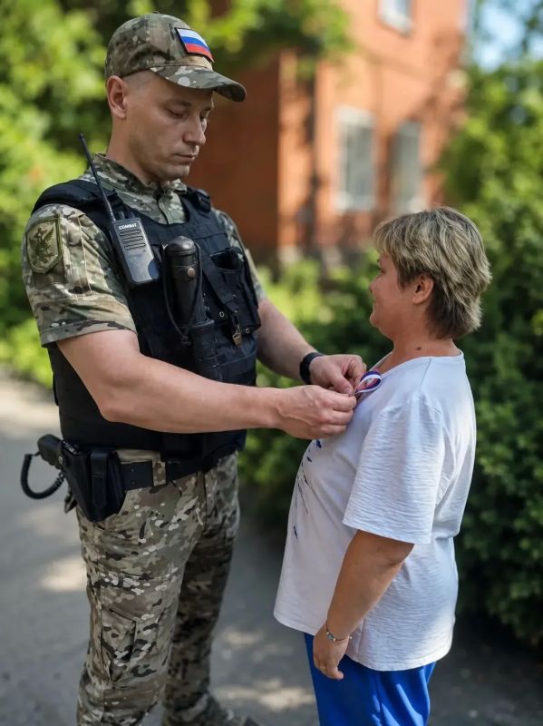 Судебные приставы ДНР поздравили жителей Республики с Днём Государственного флага России