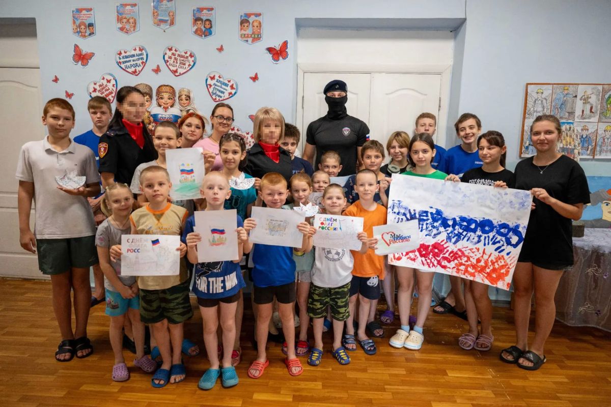 Росгвардейцы провели праздник ко Дню Государственного флага в Донецке Росгвардейцы провели праздник ко Дню Государственного флага в Донецке
