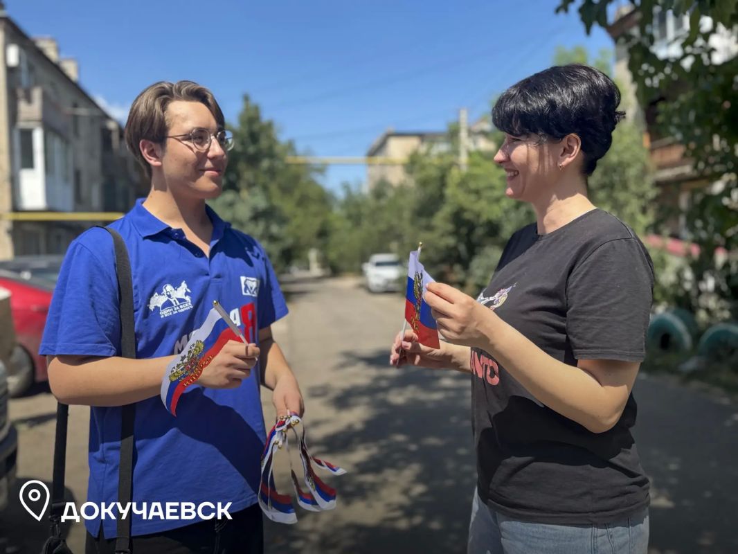 В муниципалитетах Республики прошла раздача флажков России В муниципалитетах Республики прошла раздача флажков России