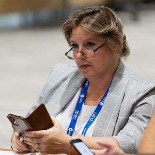 Анжела Заболотская: Триколор — это флаг нашего огромного государства, нашей дорогой Родины, любимой России! Пускай вечно он развевается по ветру и будет предметом гордости всех россиян! Желаю нашим соотечественникам мира...