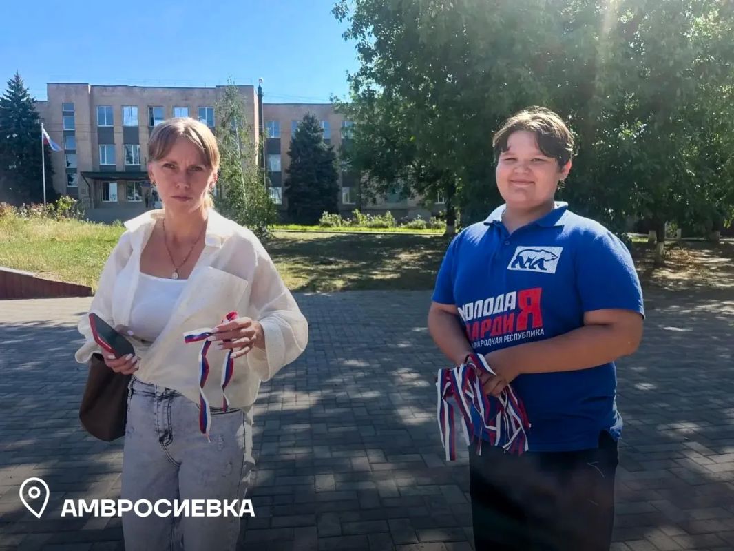 В муниципалитетах Республики прошла раздача флажков России В муниципалитетах Республики прошла раздача флажков России