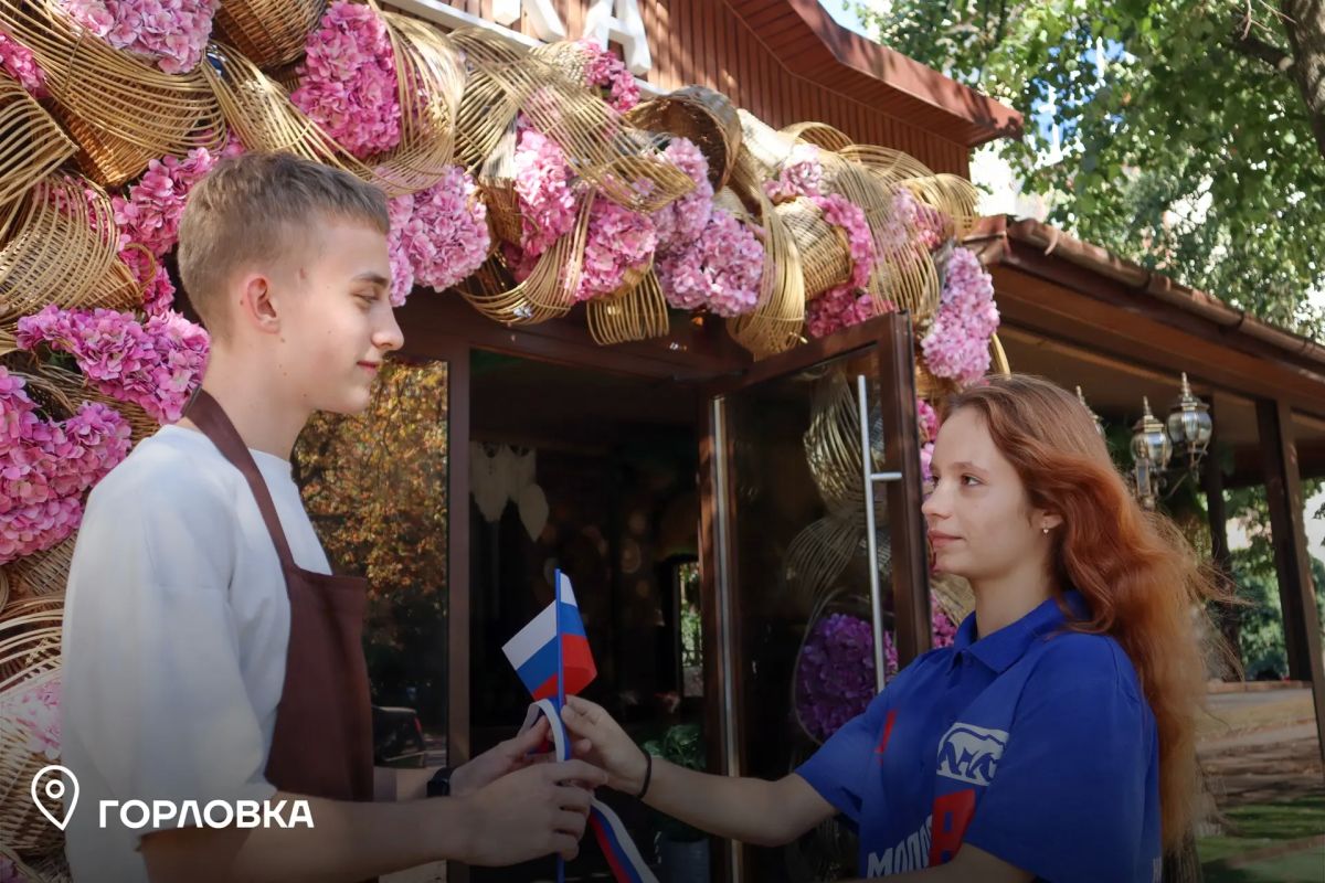 В муниципалитетах Республики прошла раздача флажков России В муниципалитетах Республики прошла раздача флажков России
