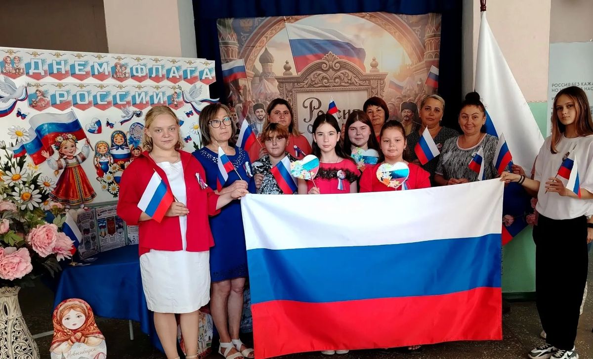Ко Дню Государственного флага России в МБУ "Степнянский ДК" прошла **акция «Три цвета единства»** Ко Дню Государственного флага России в МБУ "Степнянский ДК" прошла **акция «Три цвета единства»**