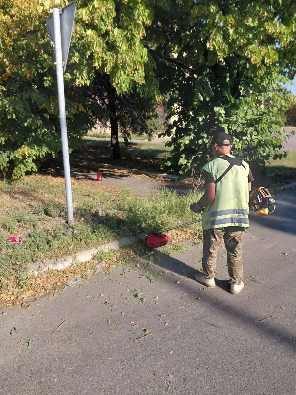 Благоустройство территории: в Дебальцево продолжаются работы по покосу травы