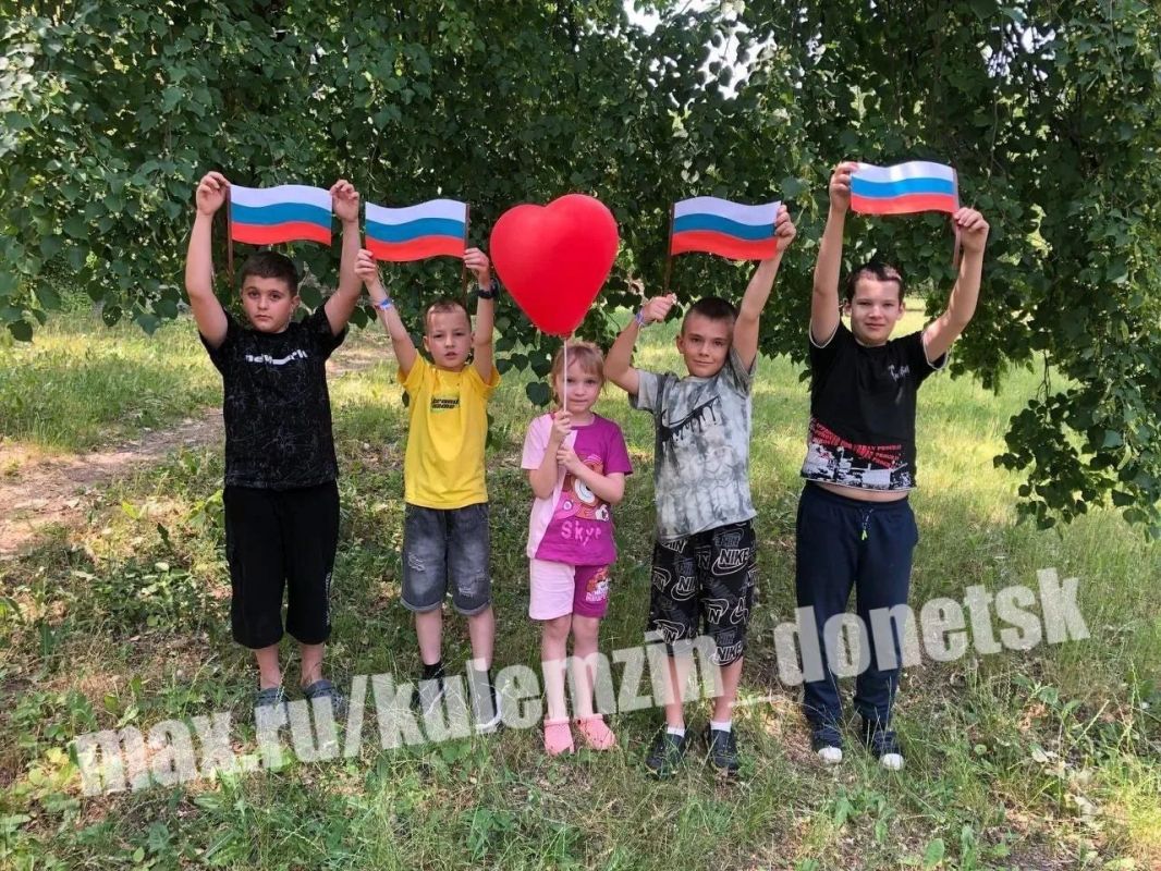 Алексей Кулемзин: Ко Дню государственного флага Российской Федерации в дошкольных образовательных учреждениях и на досуговых и тематических площадках, организованных в рамках проекта «Дворовые практики», прошли различные... Алексей Кулемзин: Ко Дню государственного флага Российской Федерации в дошкольных образовательных учреждениях и на досуговых и тематических площадках, организованных в рамках проекта «Дворовые практики», прошли различные...