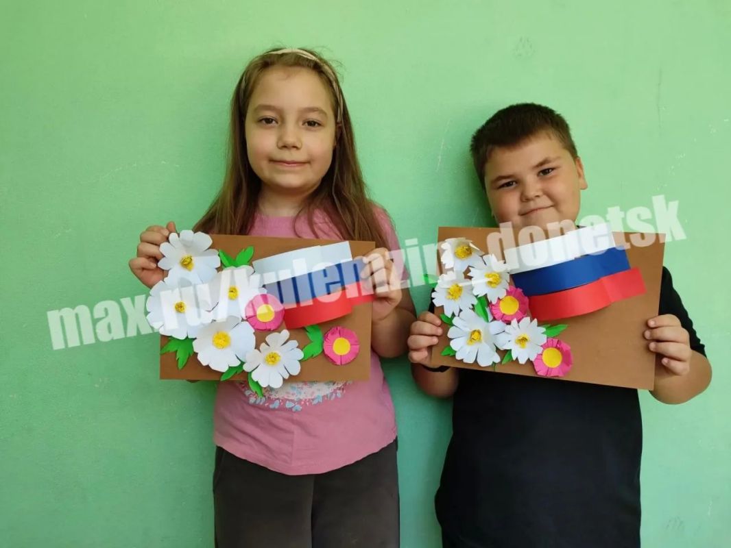 Сегодня в ДК «Смолянка» на базе Образцового коллектива декоративно-прикладного творчества «Очумелые ручки» состоялся мастер-класс «С Россией в сердце», посвященный Дню Государственного флага Российской Федерации Сегодня в ДК «Смолянка» на базе Образцового коллектива декоративно-прикладного творчества «Очумелые ручки» состоялся мастер-класс «С Россией в сердце», посвященный Дню Государственного флага Российской Федерации
