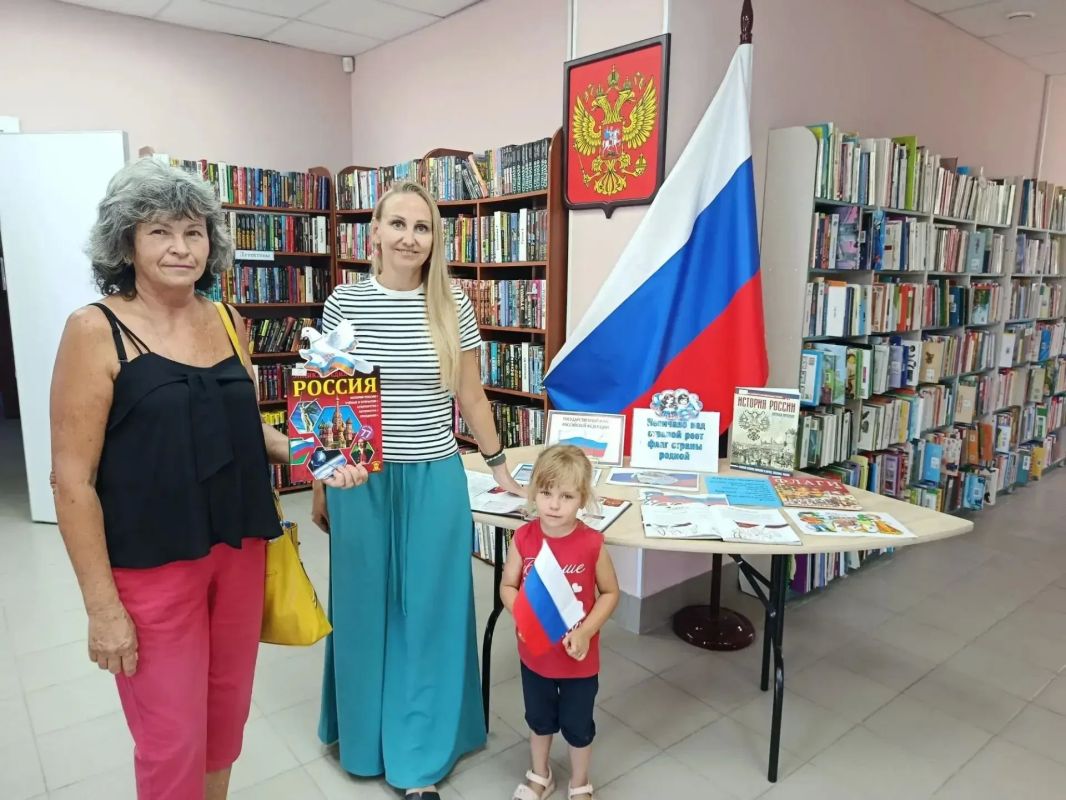 Мариупольцев знакомят с историей российского триколора