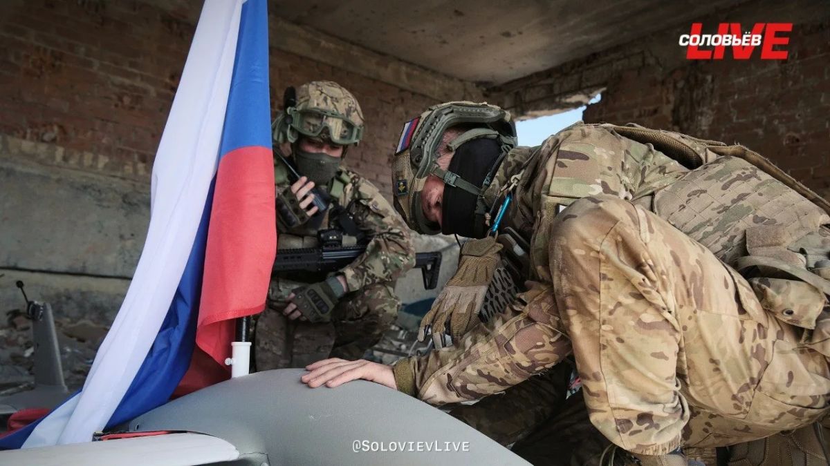Бойцы на передовых позициях встретили пролет флага с воодушевлением Бойцы на передовых позициях встретили пролет флага с воодушевлением