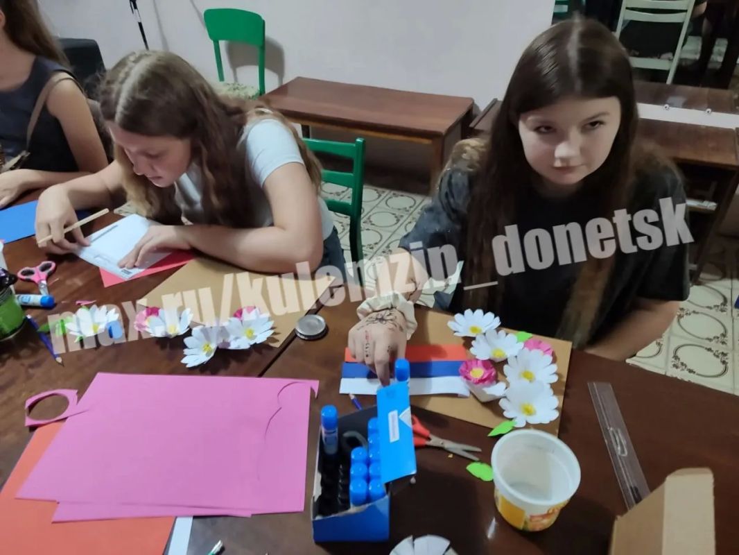Сегодня в ДК «Смолянка» на базе Образцового коллектива декоративно-прикладного творчества «Очумелые ручки» состоялся мастер-класс «С Россией в сердце», посвященный Дню Государственного флага Российской Федерации Сегодня в ДК «Смолянка» на базе Образцового коллектива декоративно-прикладного творчества «Очумелые ручки» состоялся мастер-класс «С Россией в сердце», посвященный Дню Государственного флага Российской Федерации