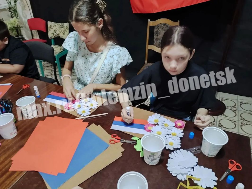 Сегодня в ДК «Смолянка» на базе Образцового коллектива декоративно-прикладного творчества «Очумелые ручки» состоялся мастер-класс «С Россией в сердце», посвященный Дню Государственного флага Российской Федерации Сегодня в ДК «Смолянка» на базе Образцового коллектива декоративно-прикладного творчества «Очумелые ручки» состоялся мастер-класс «С Россией в сердце», посвященный Дню Государственного флага Российской Федерации