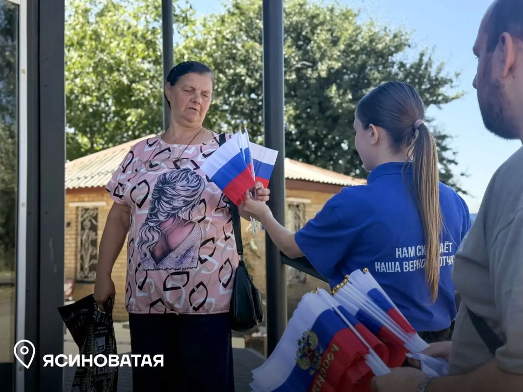 В муниципалитетах Республики прошла раздача флажков России В муниципалитетах Республики прошла раздача флажков России
