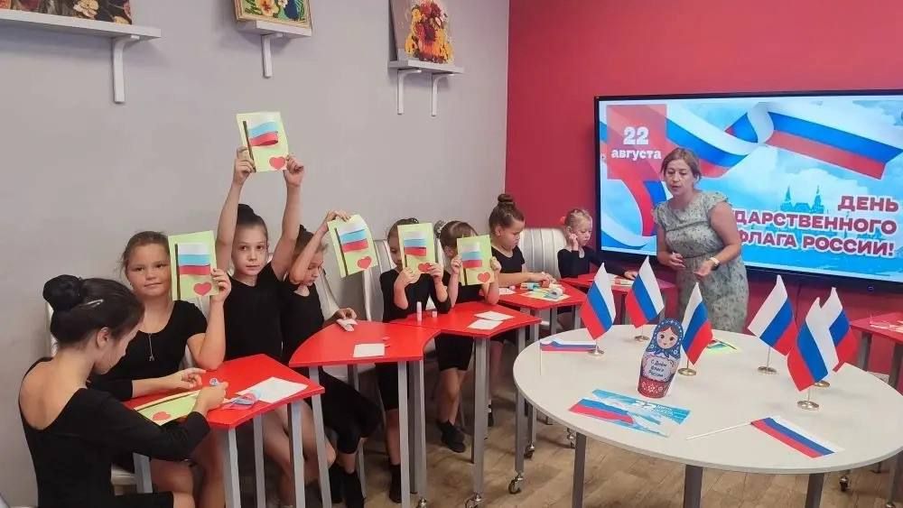 22 августа — День Государственного флага России, один из главных праздников, напоминающих о единстве страны через её официальные символы 22 августа — День Государственного флага России, один из главных праздников, напоминающих о единстве страны через её официальные символы