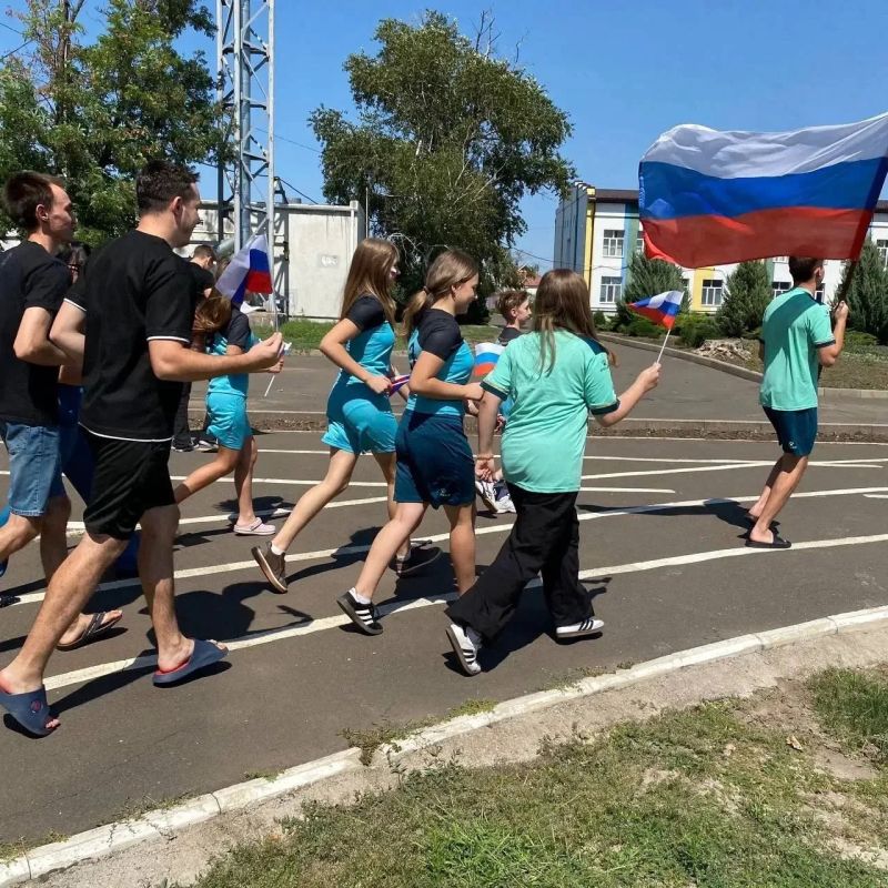 Вместе — к новым победам!. В честь Дня Государственного флага Российской Федерации учащиеся Мангушской школы № 1 совместно с сотрудниками Межрайонной инспекции Федеральной налоговой службы № 10 по Донецкой Народной... Вместе — к новым победам!. В честь Дня Государственного флага Российской Федерации учащиеся Мангушской школы № 1 совместно с сотрудниками Межрайонной инспекции Федеральной налоговой службы № 10 по Донецкой Народной...