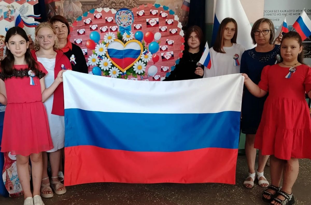 Ко Дню Государственного флага России в МБУ "Степнянский ДК" прошла **акция «Три цвета единства»** Ко Дню Государственного флага России в МБУ "Степнянский ДК" прошла **акция «Три цвета единства»**