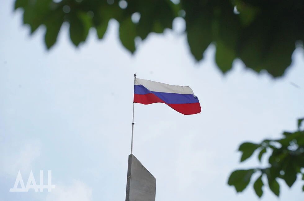 Воплощение великой истории и общих побед: Путин поздравил россиян с праздником