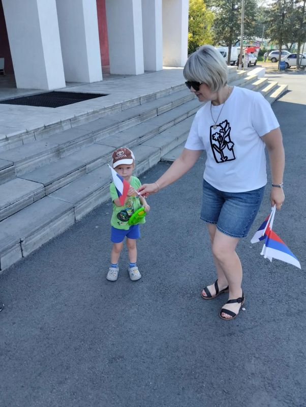 В Снежном отметили День Государственного флага России В Снежном отметили День Государственного флага России