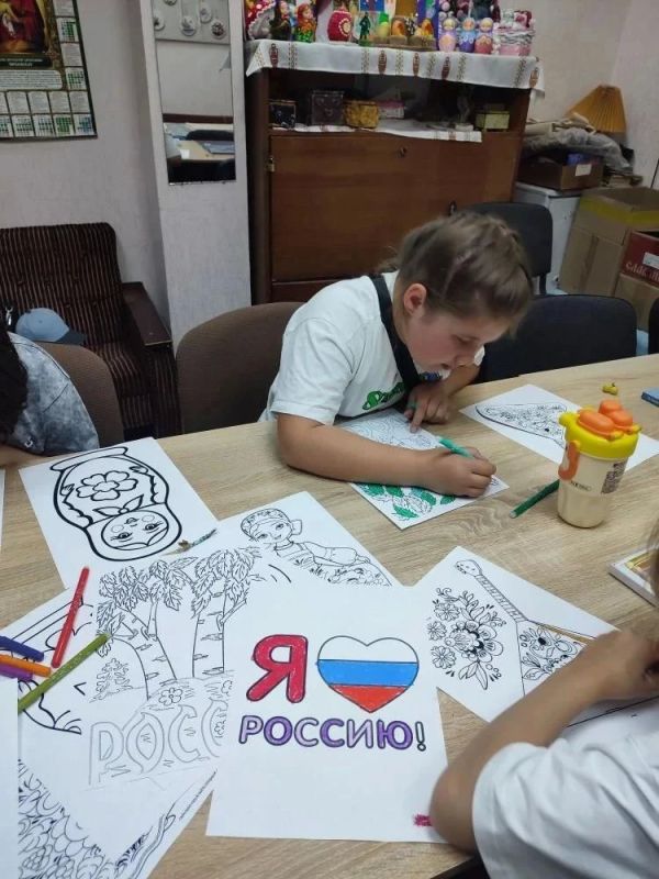 Участники кружка изобразительного искусства «Арт-креатив» Володарского ДК приняли участие в ежегодном онлайн-флешмобе «Цвета российского флага» Участники кружка изобразительного искусства «Арт-креатив» Володарского ДК приняли участие в ежегодном онлайн-флешмобе «Цвета российского флага»