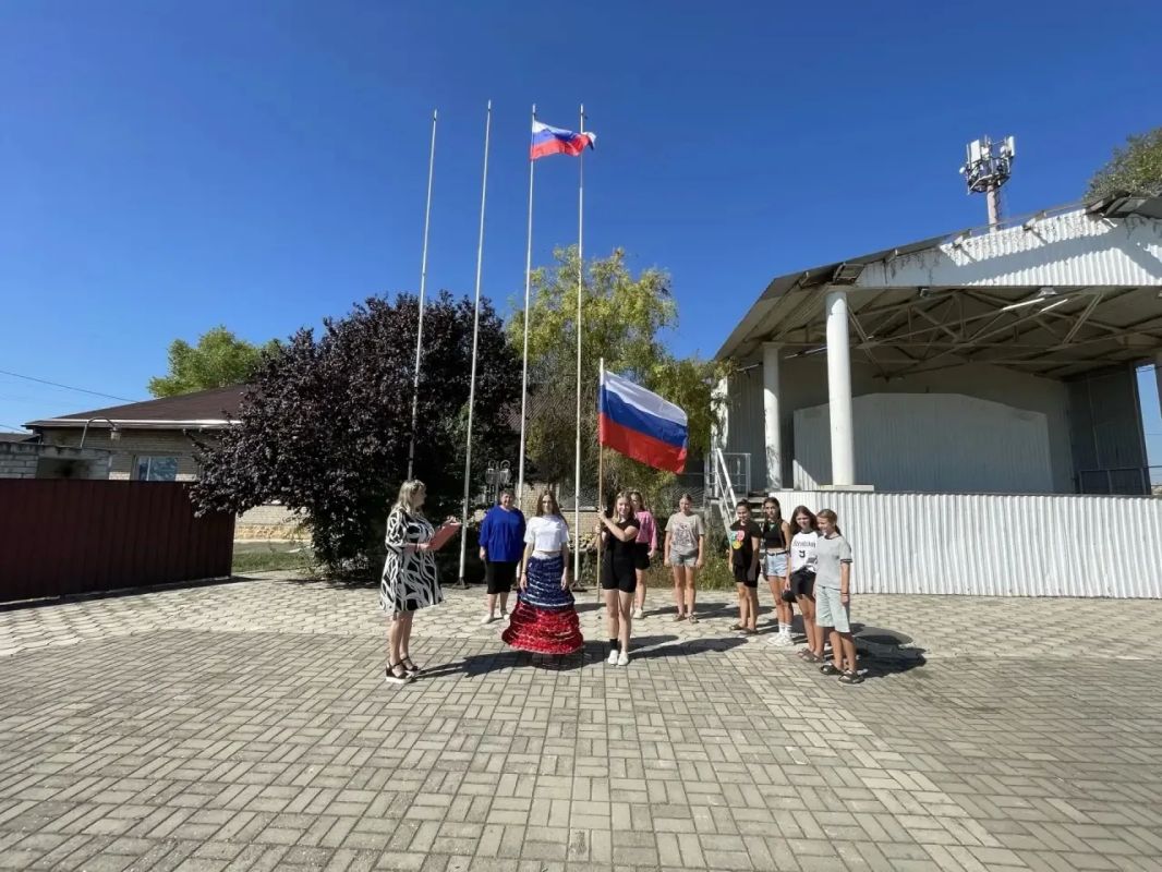 В рамках проекта «Культура малой Родины» в Урзуфском сельском Доме культуры состоялось торжественное мероприятие «Гордо реет триколор», посвящённое Дню Государственного флага Российской Федерации В рамках проекта «Культура малой Родины» в Урзуфском сельском Доме культуры состоялось торжественное мероприятие «Гордо реет триколор», посвящённое Дню Государственного флага Российской Федерации