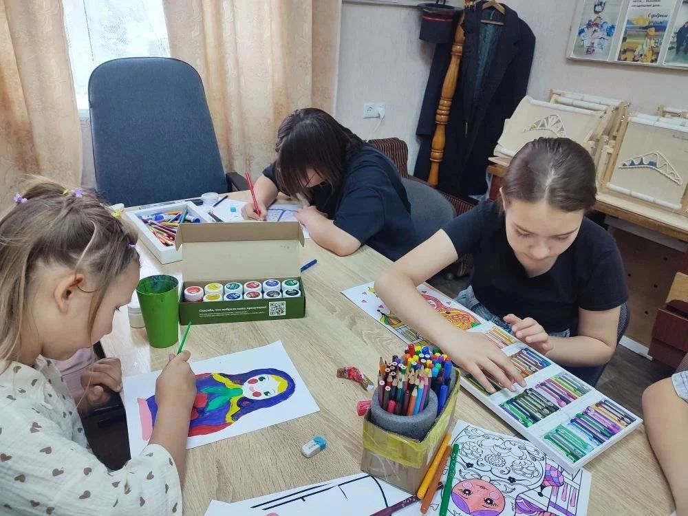 Участники кружка изобразительного искусства «Арт-креатив» Володарского ДК приняли участие в ежегодном онлайн-флешмобе «Цвета российского флага» Участники кружка изобразительного искусства «Арт-креатив» Володарского ДК приняли участие в ежегодном онлайн-флешмобе «Цвета российского флага»