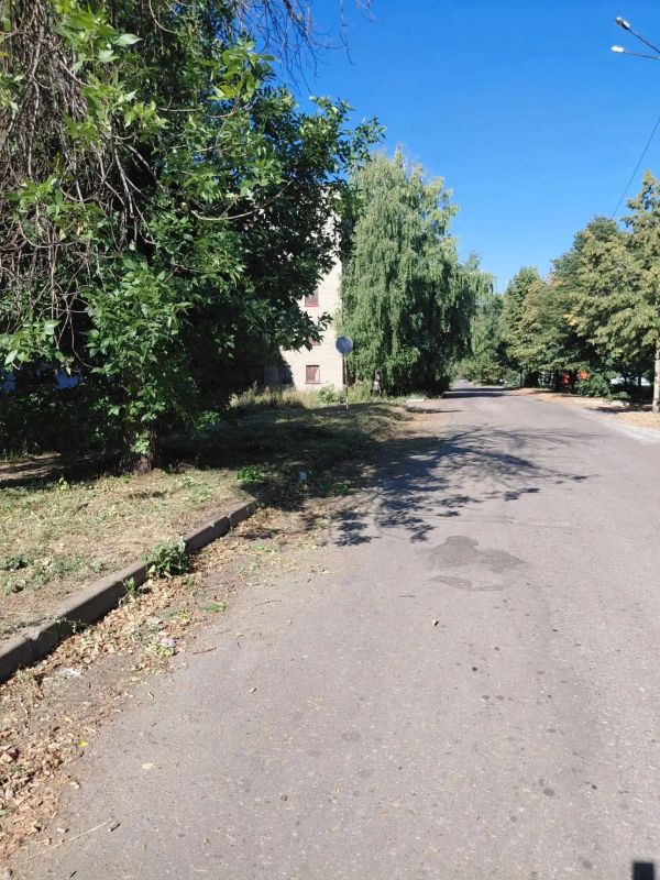 Благоустройство территории: в Дебальцево продолжаются работы по покосу травы Благоустройство территории: в Дебальцево продолжаются работы по покосу травы