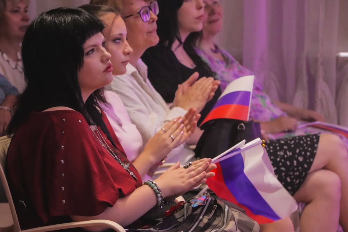 Песни о самом важном: в Донецкой филармонии отметили День Государственного флага России Песни о самом важном: в Донецкой филармонии отметили День Государственного флага России