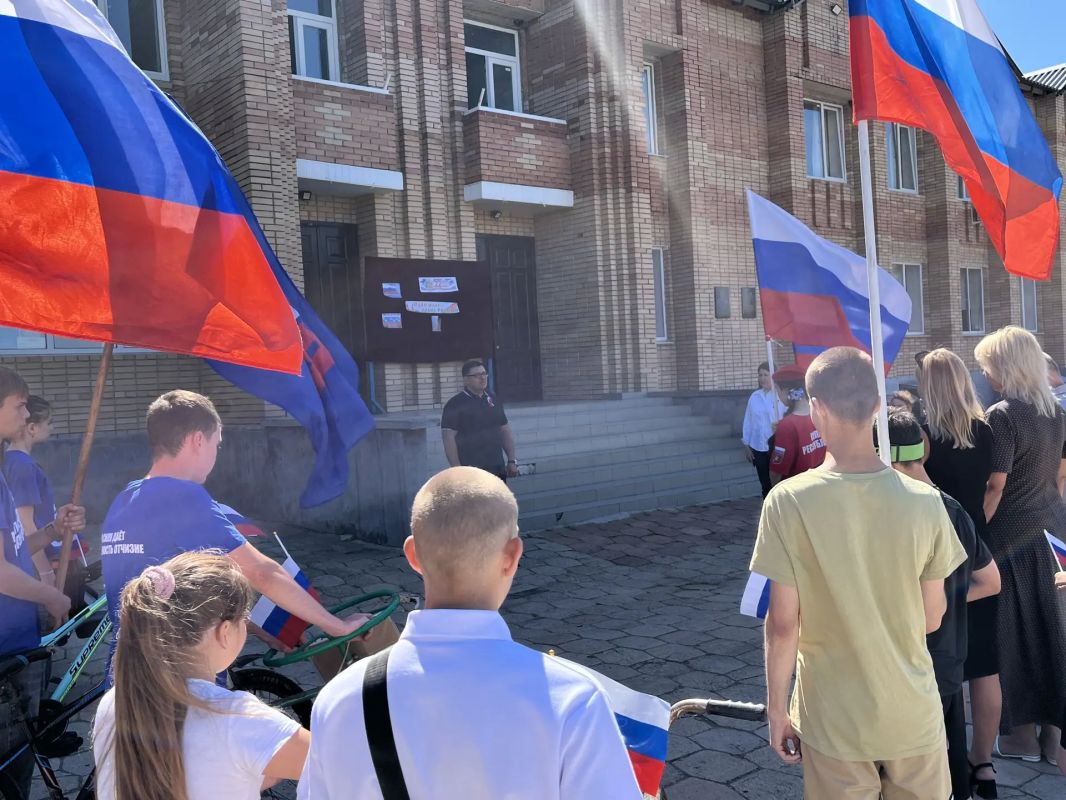 Василий Овчаров: В Хомутово под знаменем триколора: юные жители приняли участие в патриотическом велостарте Василий Овчаров: В Хомутово под знаменем триколора: юные жители приняли участие в патриотическом велостарте