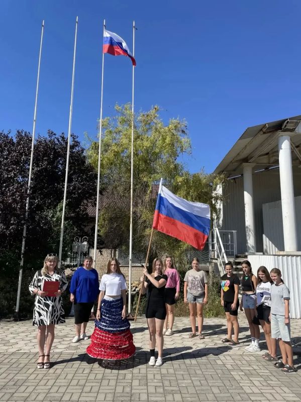 В рамках проекта «Культура малой Родины» в Урзуфском сельском Доме культуры состоялось торжественное мероприятие «Гордо реет триколор», посвящённое Дню Государственного флага Российской Федерации В рамках проекта «Культура малой Родины» в Урзуфском сельском Доме культуры состоялось торжественное мероприятие «Гордо реет триколор», посвящённое Дню Государственного флага Российской Федерации