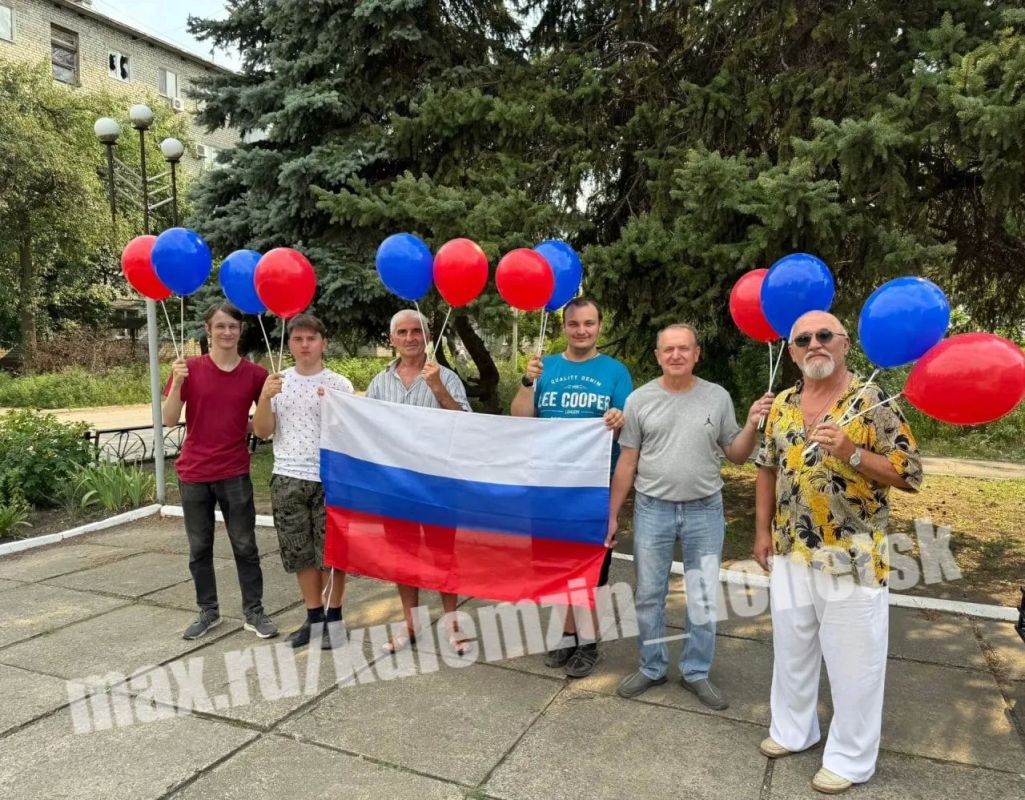 Ко Дню Государственного флага Российской Федерации учреждения культуры города стали площадками для ярких патриотических мероприятий, которые объединили жителей вокруг главного символа страны Ко Дню Государственного флага Российской Федерации учреждения культуры города стали площадками для ярких патриотических мероприятий, которые объединили жителей вокруг главного символа страны