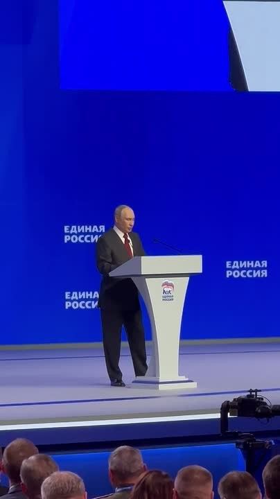 Владимир Путин поздравил с Днём Государственного флага на XXIII Съезде партии