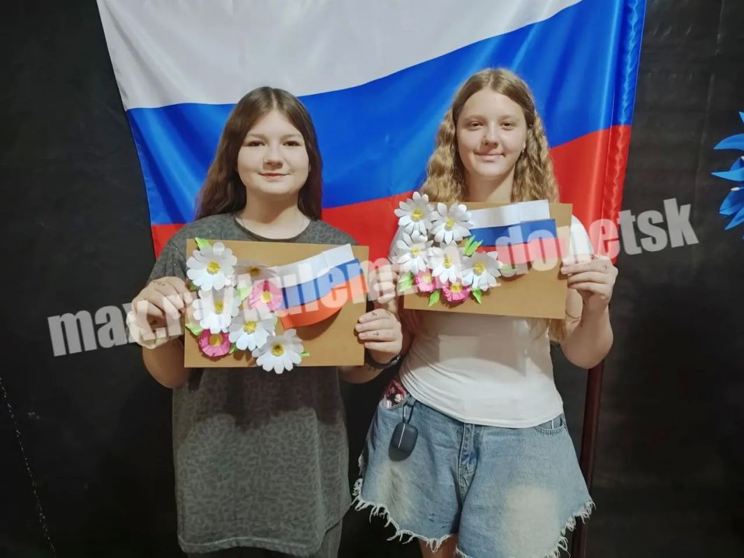 Сегодня в ДК «Смолянка» на базе Образцового коллектива декоративно-прикладного творчества «Очумелые ручки» состоялся мастер-класс «С Россией в сердце», посвященный Дню Государственного флага Российской Федерации Сегодня в ДК «Смолянка» на базе Образцового коллектива декоративно-прикладного творчества «Очумелые ручки» состоялся мастер-класс «С Россией в сердце», посвященный Дню Государственного флага Российской Федерации