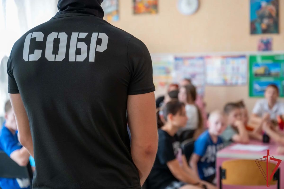 Ко Дню Государственного флага Российской Федерации сотрудники Главного управления Росгвардии по Донецкой Народной Республике организовали праздничную акцию для воспитанников детского социального центра Ко Дню Государственного флага Российской Федерации сотрудники Главного управления Росгвардии по Донецкой Народной Республике организовали праздничную акцию для воспитанников детского социального центра