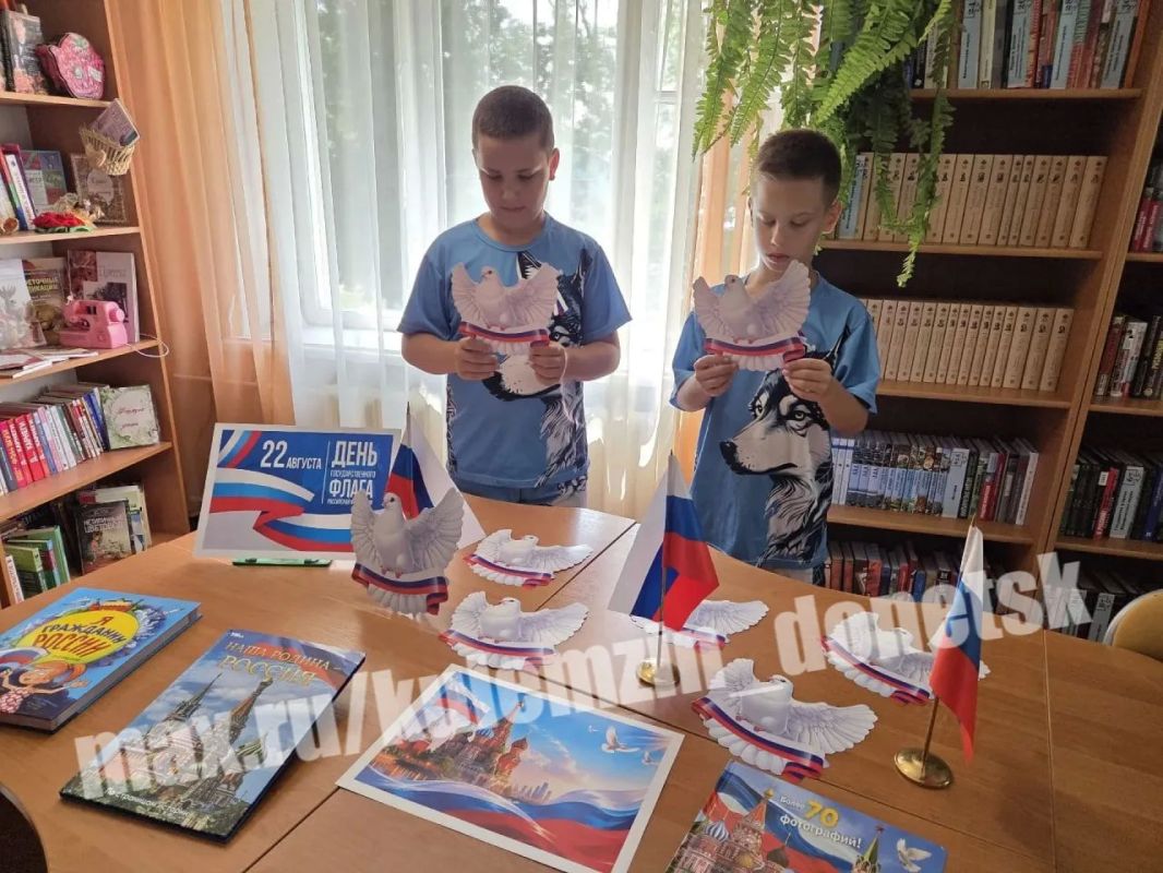 Ко Дню Государственного флага Российской Федерации учреждения культуры города стали площадками для ярких патриотических мероприятий, которые объединили жителей вокруг главного символа страны Ко Дню Государственного флага Российской Федерации учреждения культуры города стали площадками для ярких патриотических мероприятий, которые объединили жителей вокруг главного символа страны