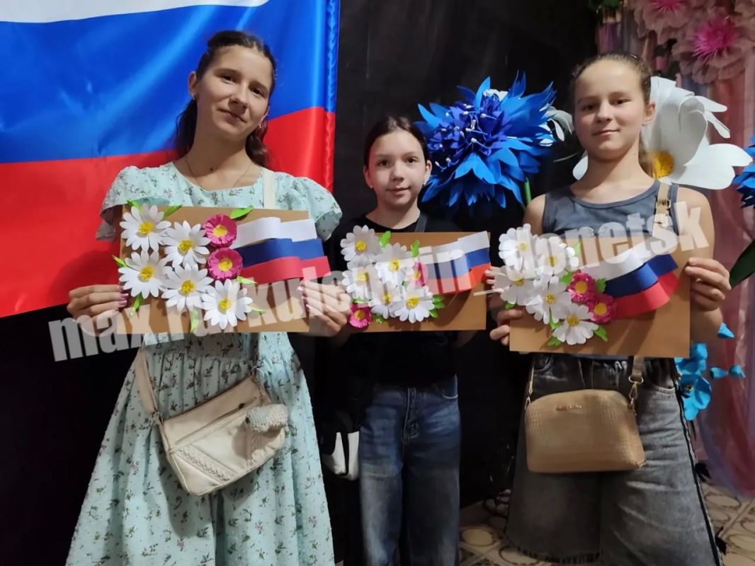 Сегодня в ДК «Смолянка» на базе Образцового коллектива декоративно-прикладного творчества «Очумелые ручки» состоялся мастер-класс «С Россией в сердце», посвященный Дню Государственного флага Российской Федерации Сегодня в ДК «Смолянка» на базе Образцового коллектива декоративно-прикладного творчества «Очумелые ручки» состоялся мастер-класс «С Россией в сердце», посвященный Дню Государственного флага Российской Федерации