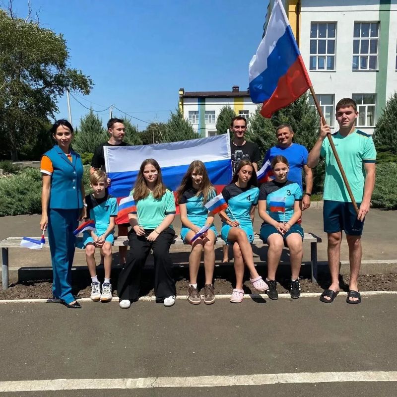 Вместе — к новым победам!. В честь Дня Государственного флага Российской Федерации учащиеся Мангушской школы № 1 совместно с партийцами Межрайонной инспекции Федеральной налоговой службы № 10 по Донецкой Народной Республике...