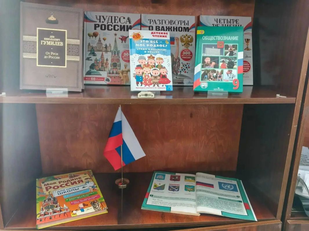 К Дню Государственного флага России в городской библиотеке Ясиноватой для читателей оформлена книжная выставка «Триколор родной страны»