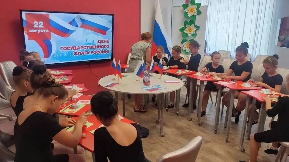 22 августа — День Государственного флага России, один из главных праздников, напоминающих о единстве страны через её официальные символы 22 августа — День Государственного флага России, один из главных праздников, напоминающих о единстве страны через её официальные символы