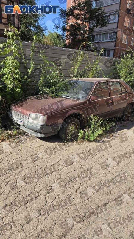 Еще два бесхозных автомобиля обнаружены на парковке между домами 19 и 21 по пр. Ильича в Донецке Еще два бесхозных автомобиля обнаружены на парковке между домами 19 и 21 по пр. Ильича в Донецке