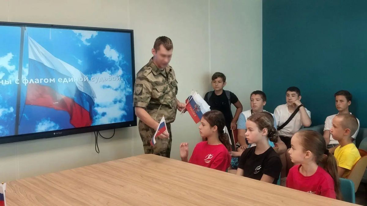 Военнослужащие Южного ордена Жукова округа войск национальной гвардии организовали познавательное мероприятие для воспитанников Мариупольского Дворца детского и юношеского творчества.Встреча состоялась в рамках празднования...