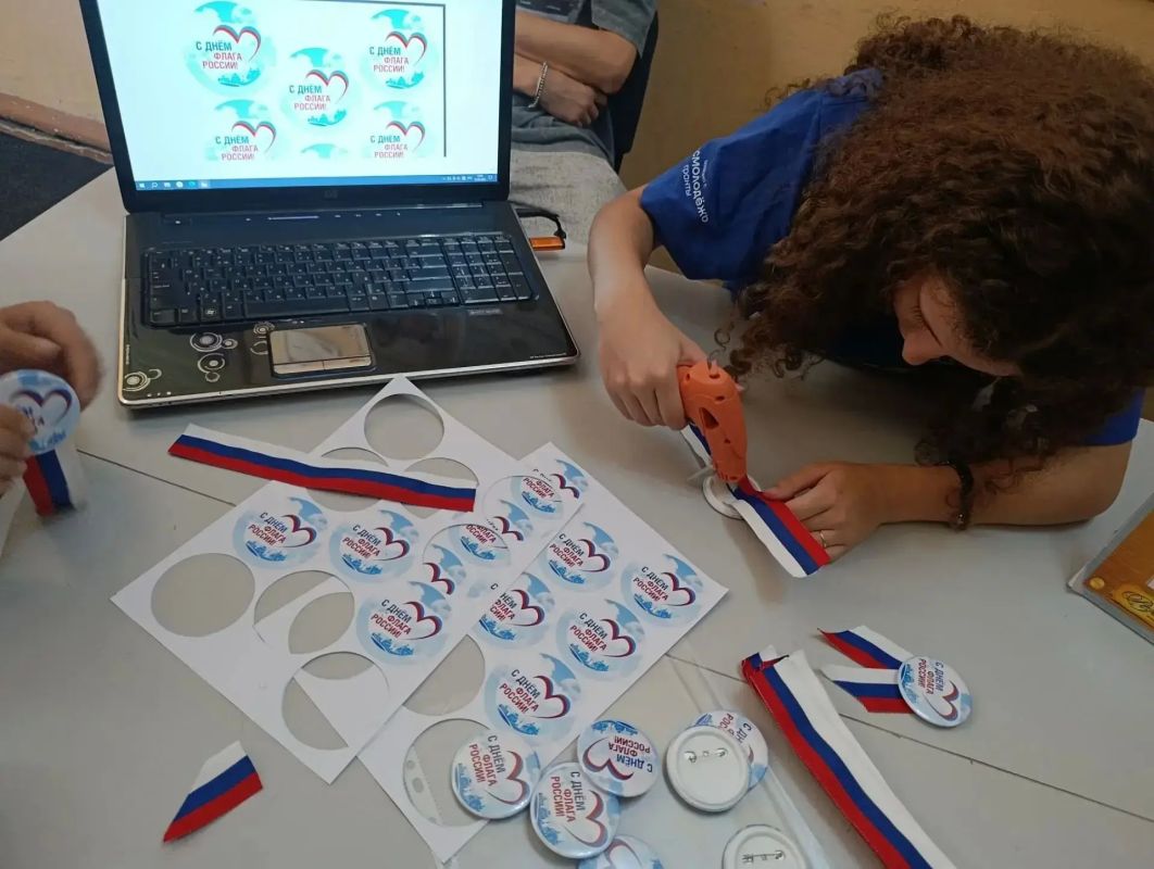 «РОССИЙСКИЙ ТРИКОЛОР». . В студии журналистики и дизайна «Резонанс» МБУ «ДК ИМ. В. МАЯКОВСКОГО Г. О. ТОРЕЗ» была проведена творческая мастерская «Российский триколор», приуроченная ко Дню Государственного Флага РФ «РОССИЙСКИЙ ТРИКОЛОР». . В студии журналистики и дизайна «Резонанс» МБУ «ДК ИМ. В. МАЯКОВСКОГО Г. О. ТОРЕЗ» была проведена творческая мастерская «Российский триколор», приуроченная ко Дню Государственного Флага РФ