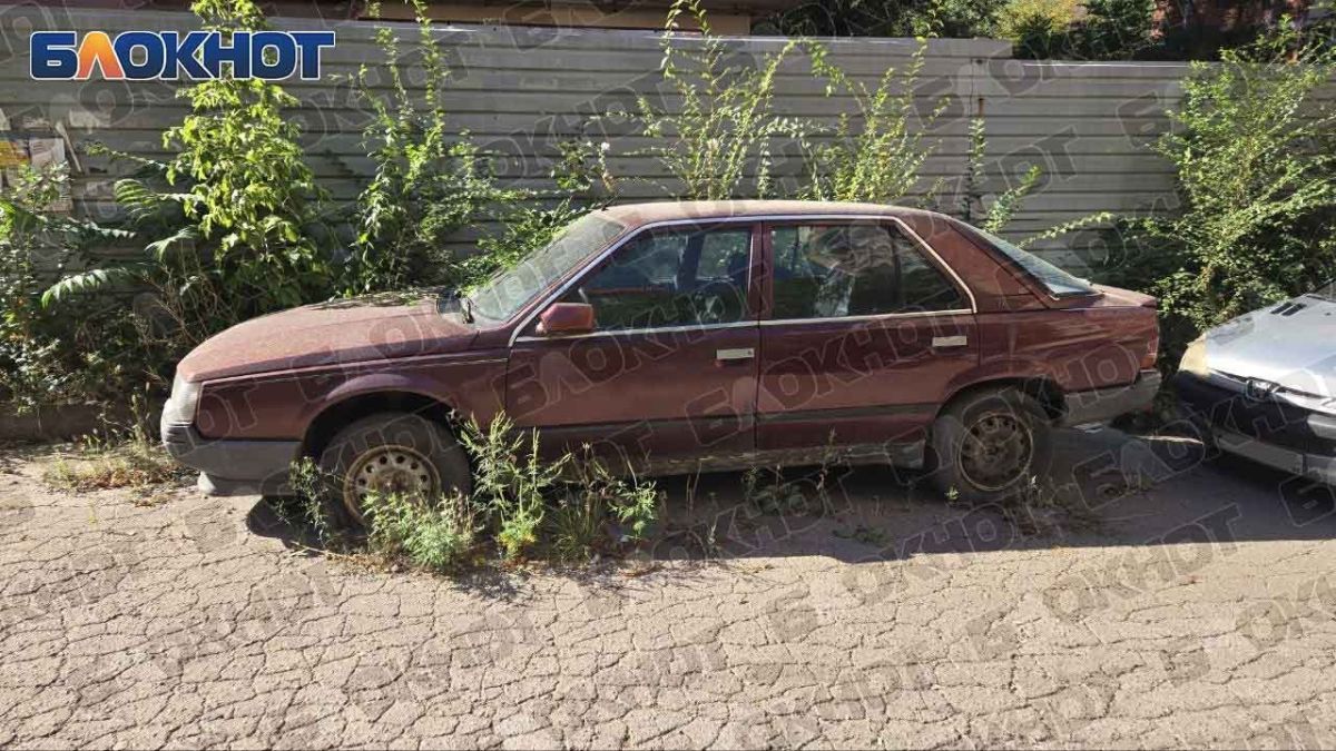 Еще два бесхозных автомобиля обнаружены на парковке между домами 19 и 21 по пр. Ильича в Донецке Еще два бесхозных автомобиля обнаружены на парковке между домами 19 и 21 по пр. Ильича в Донецке