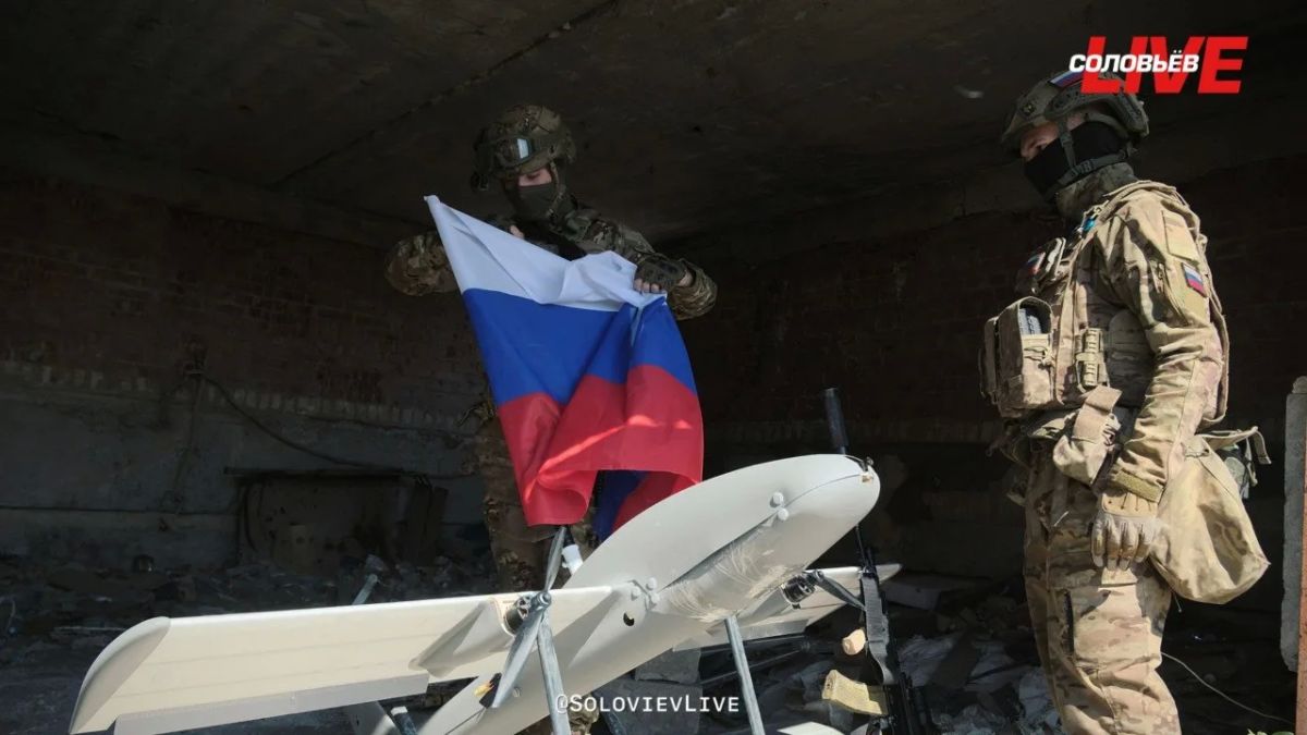Бойцы на передовых позициях встретили пролет флага с воодушевлением Бойцы на передовых позициях встретили пролет флага с воодушевлением