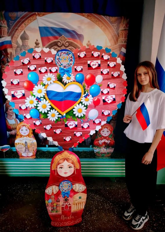 Ко Дню Государственного флага России в МБУ "Степнянский ДК" прошла **акция «Три цвета единства»** Ко Дню Государственного флага России в МБУ "Степнянский ДК" прошла **акция «Три цвета единства»**