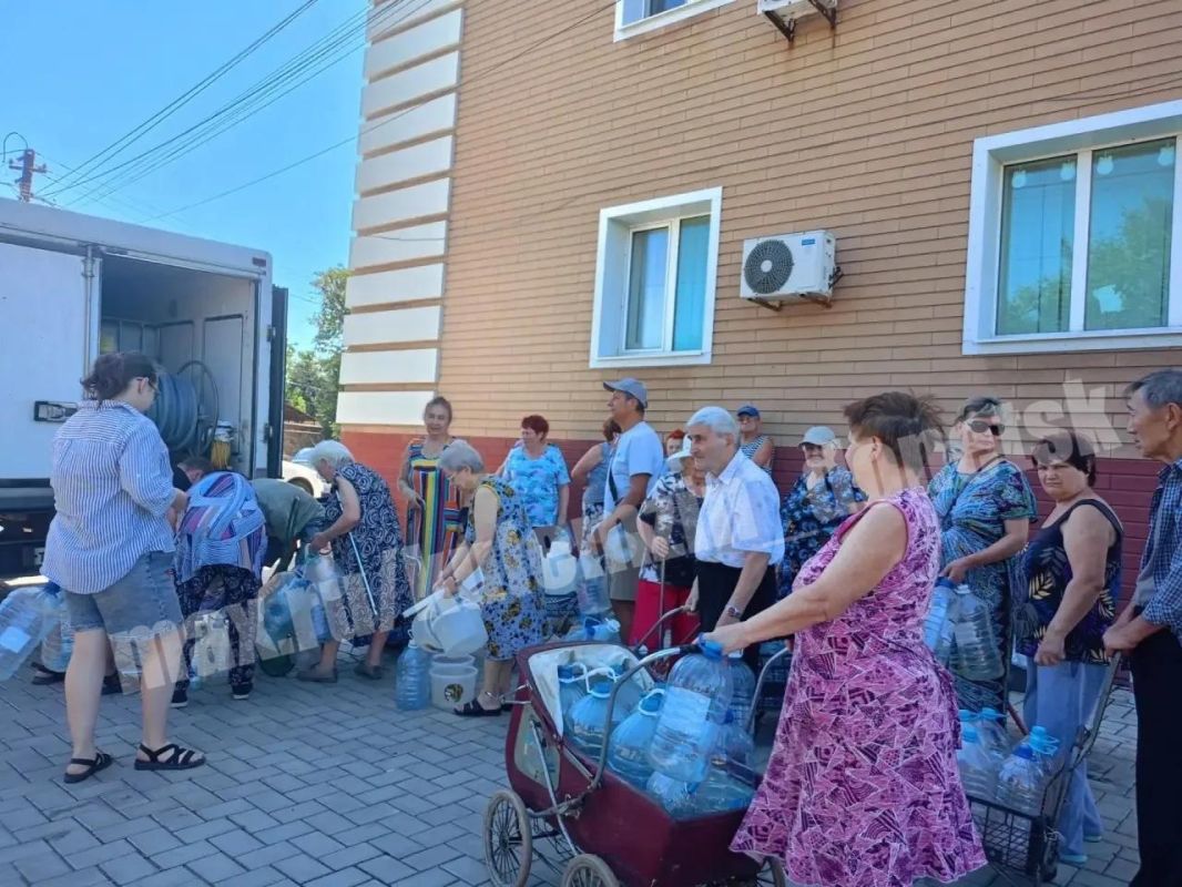 Алексей Кулемзин: Донецкие производители воды оказывают поддержку в условиях сложностей с водоснабжением Алексей Кулемзин: Донецкие производители воды оказывают поддержку в условиях сложностей с водоснабжением