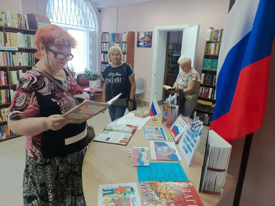 Мариупольцев знакомят с историей российского триколора Мариупольцев знакомят с историей российского триколора