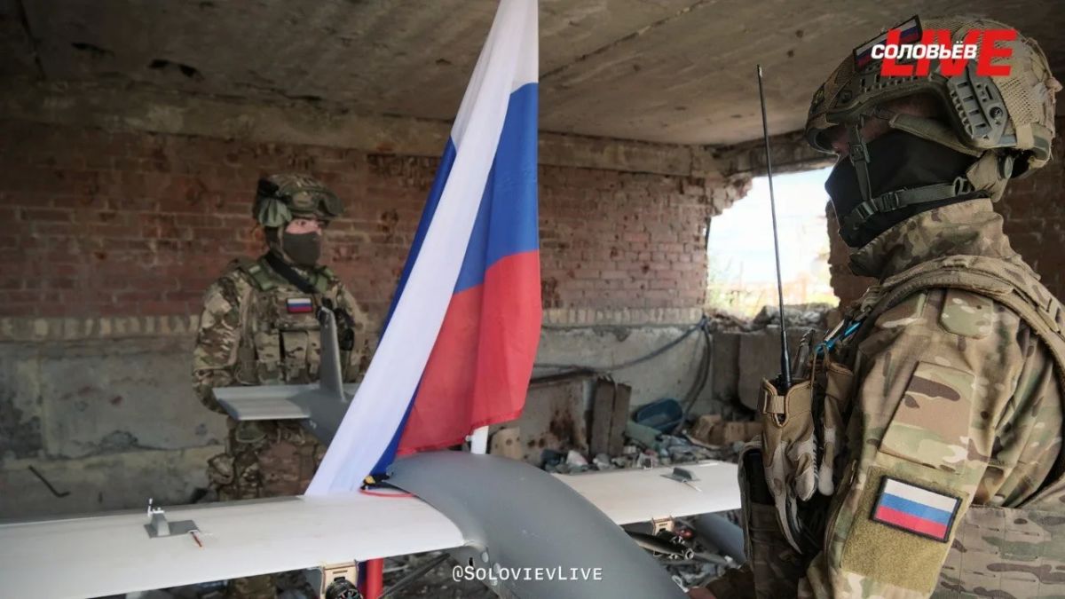 Бойцы на передовых позициях встретили пролет флага с воодушевлением Бойцы на передовых позициях встретили пролет флага с воодушевлением