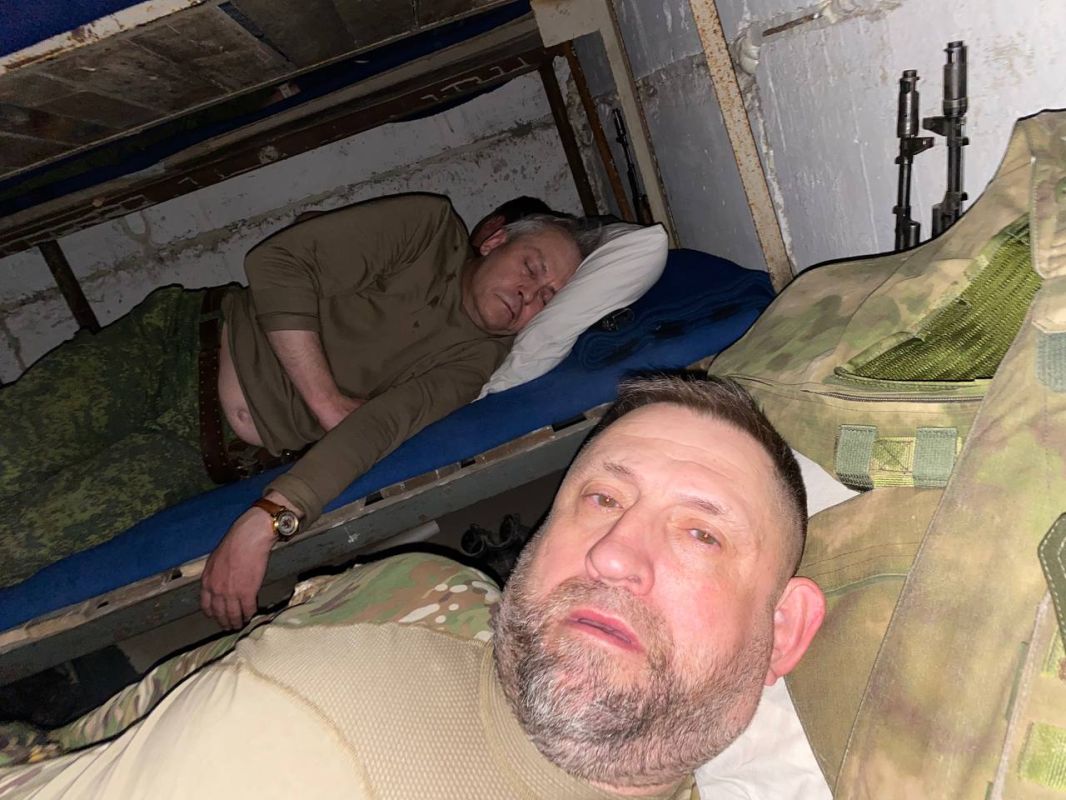 Александр Сладков: Я уж не помню где сфотался, в одной из землянок ДНР, где тормознул на ночевку