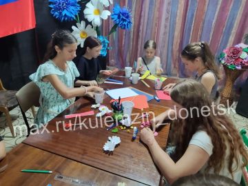 Вчера в ДК "Смолянка" на базе Образцового коллектива декоративно-прикладного творчества "Очумелые ручки" состоялся мастер-класс "С Россией в сердце", посвященный Дню Государственного флага Российской Федерации