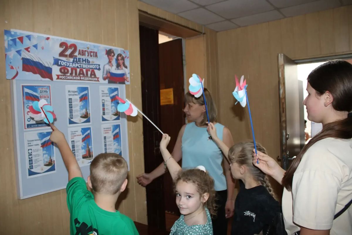 Ко Дню Государственного флага Российской Федерации Отдел культуры Администрации округа провёл для юных жителей Краснолиманщины творческую мастерскую «Цвета Родины» Ко Дню Государственного флага Российской Федерации Отдел культуры Администрации округа провёл для юных жителей Краснолиманщины творческую мастерскую «Цвета Родины»