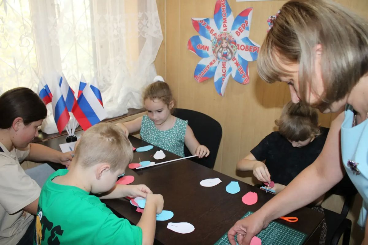 Ко Дню Государственного флага Российской Федерации Отдел культуры Администрации округа провёл для юных жителей Краснолиманщины творческую мастерскую «Цвета Родины» Ко Дню Государственного флага Российской Федерации Отдел культуры Администрации округа провёл для юных жителей Краснолиманщины творческую мастерскую «Цвета Родины»